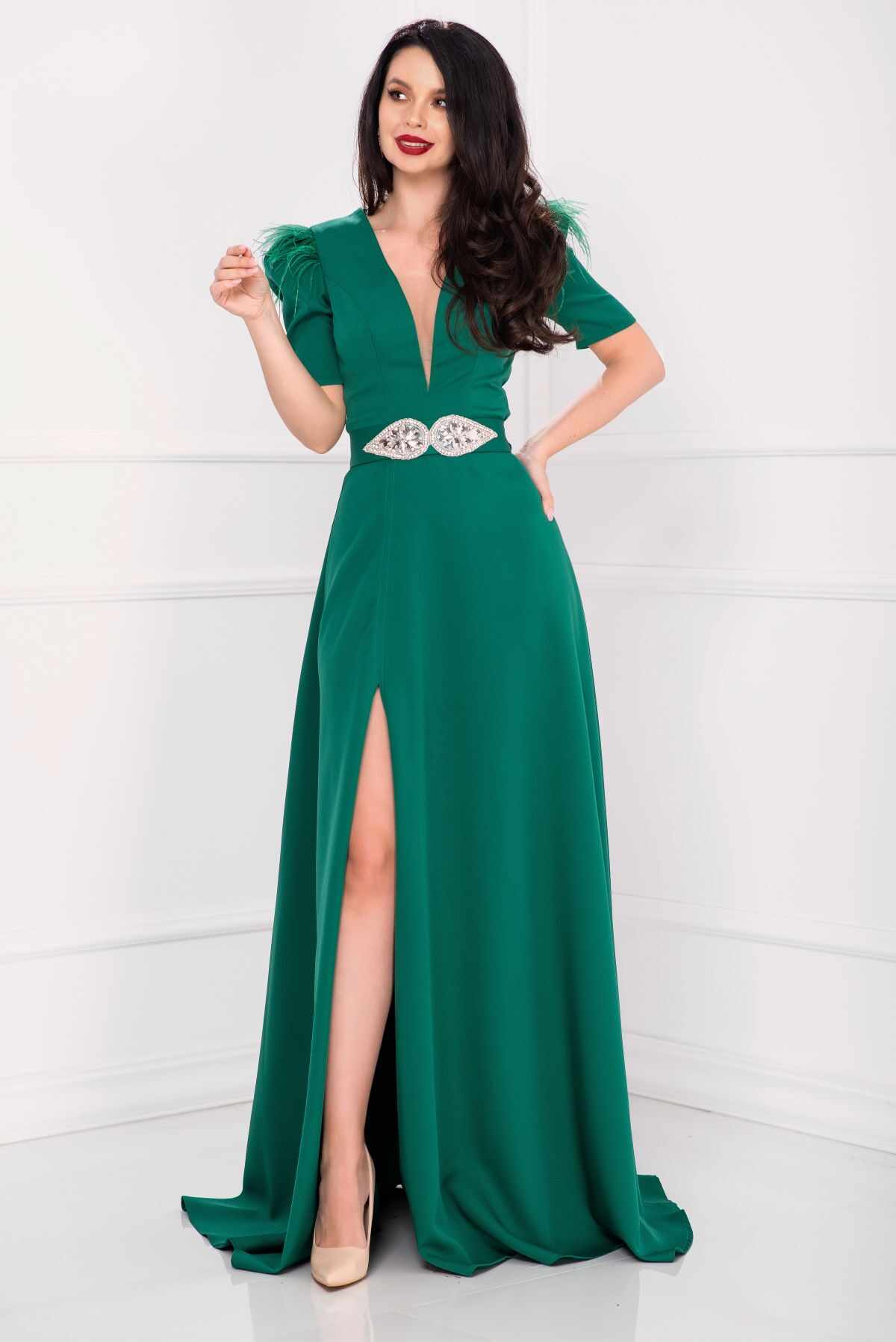 Rochie eleganta lunga Alissa verde cu crapatura pe picior si fulgi la umeri