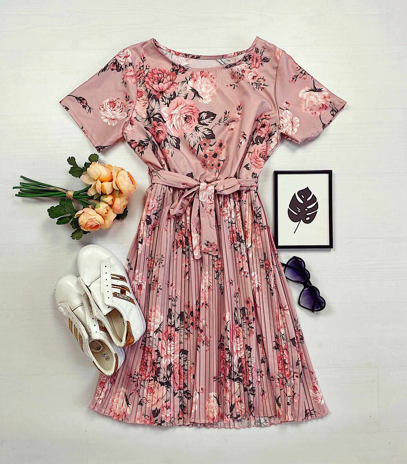 Rochie de zi roz de vara cu imprimeu floral si cordon