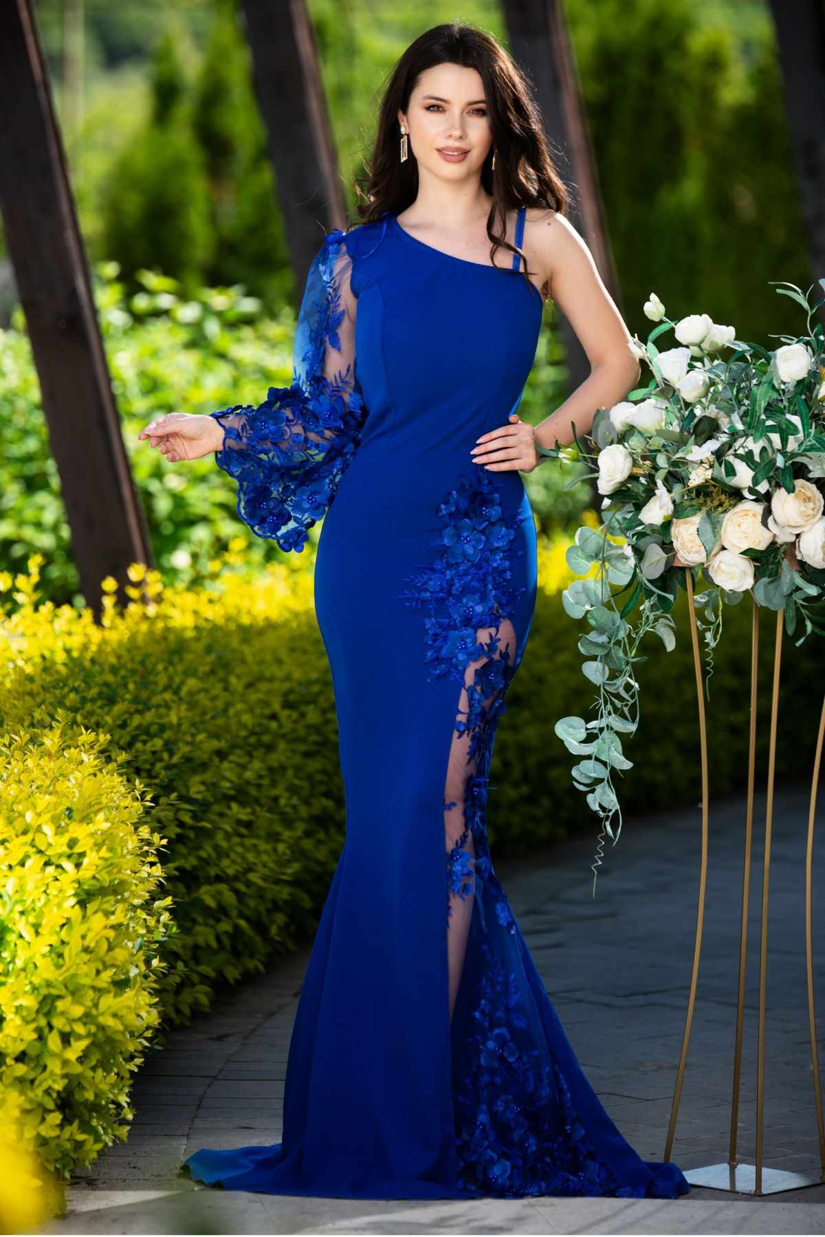 Rochie de lux sirena Mariella albastra cu flori 3D si maneca clopot