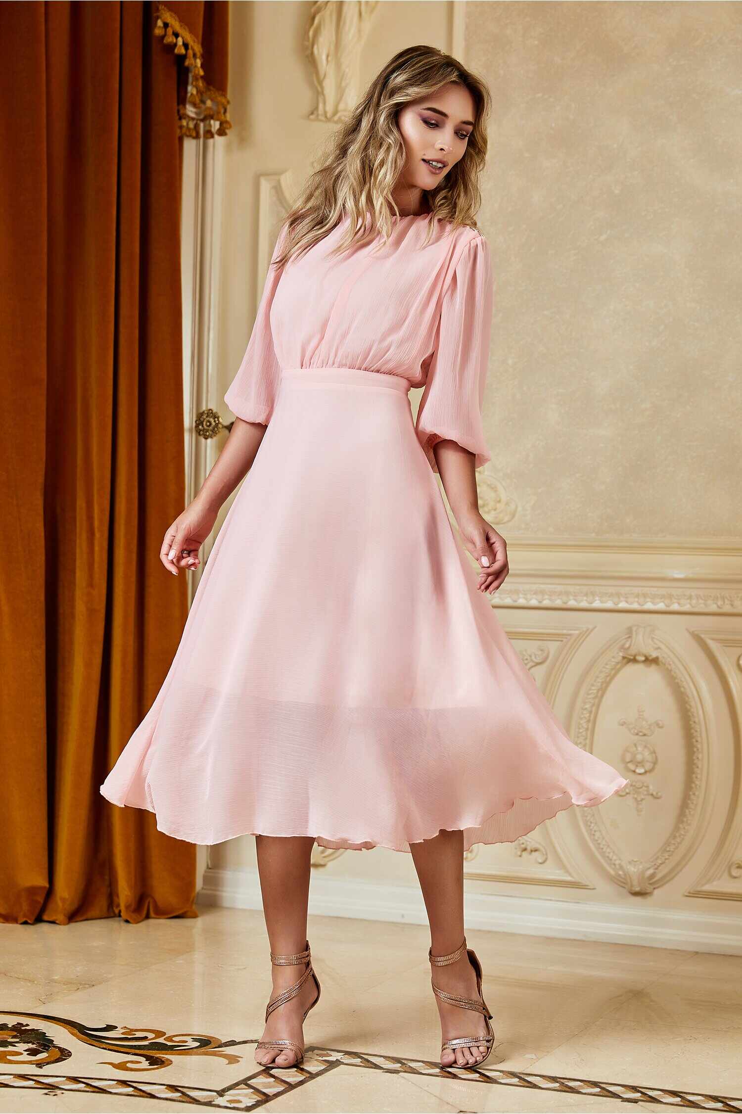 Rochie Dy Fashion roz prafuit cu accesorii stralucitoare pe umeri