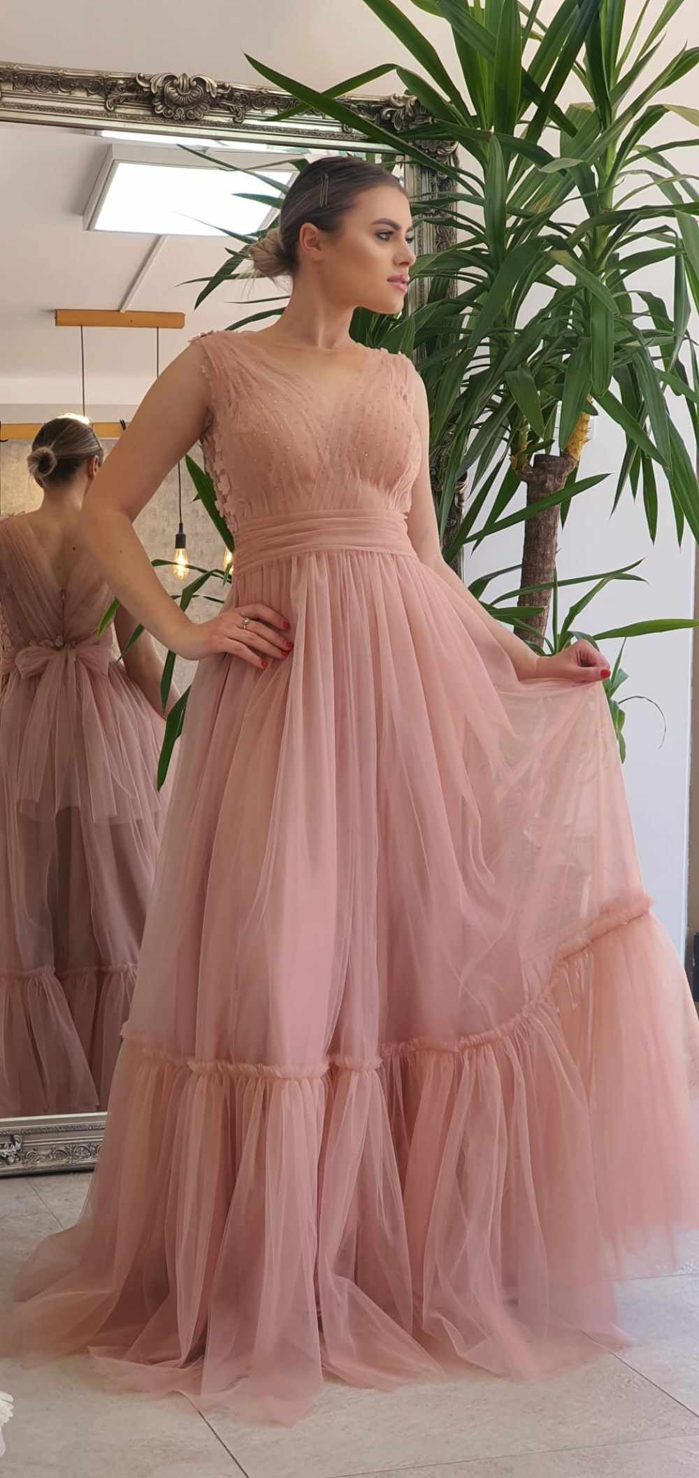 Rochie de ocazie lunga din tull roz prafuit prevazuta cu perle si flori 3D