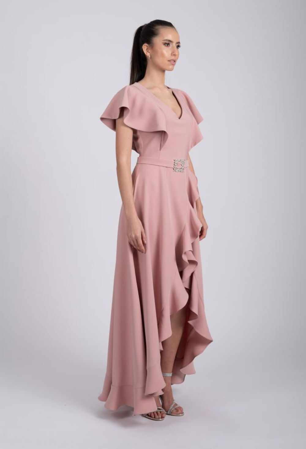 Rochie lunga cu volane de culoare roz prafuit